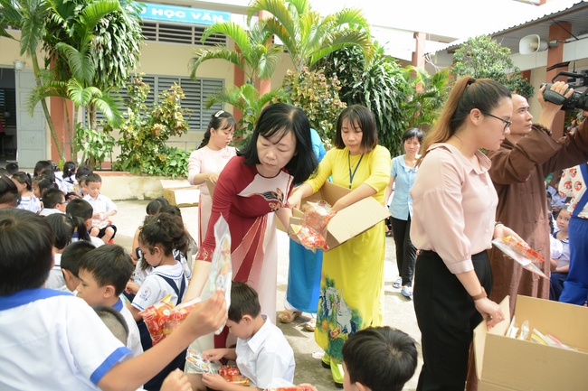 Giving gift portions to pupils on the occasion of Mid-Autumn Festival